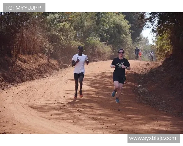 老外模仿足球明星奔跑的搞笑瞬间引发网友热议与欢笑 老外模仿足球明星奔跑的搞笑瞬间引发网友热议与欢笑