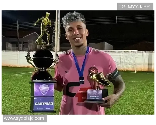 老足球明星重返赛场拍广告展现风采引发球迷热议与怀旧情怀